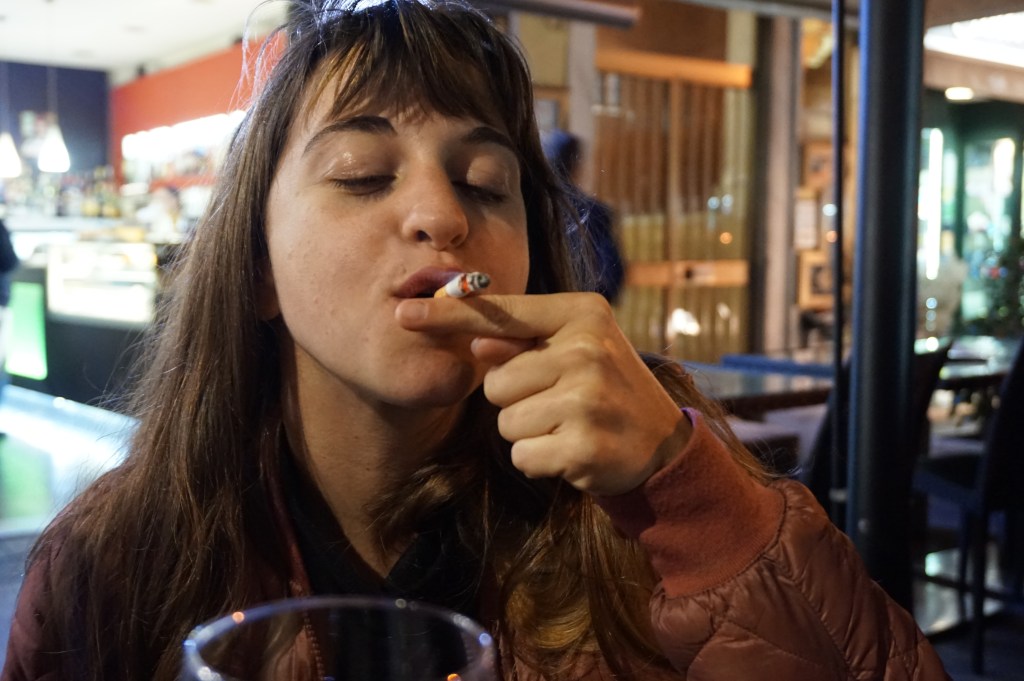 Le gars est venu et comme j'étais la seule à parler italien, il m'a proposé de se retrouver pour boire un verre. J'ai proposé l'invitation à mes copines, qui étaient un peu suspicieuses. Et puis il avait l'air honnête, on allait aller dans un bar et nous étions trois. Les risques étaient limités. Nous avons passé une excellente soirée. Il nous a fait découvrir des restaurants non "attrape touriste".